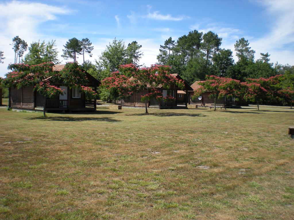 Camping Familial Les Chalets D'Uza Exterior photo